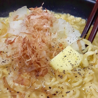 袋麺アレンジ(^^)オニオンスライス＆かつお節♪